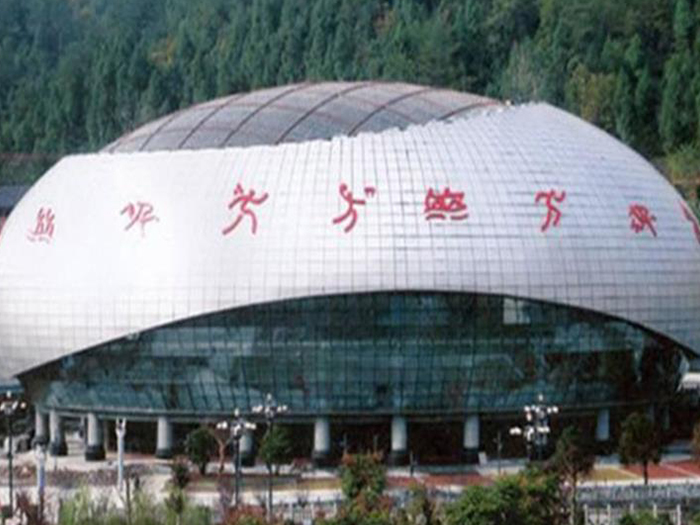 海北体育中心球形网架加工安装